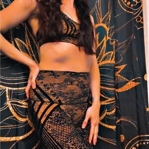 Savage x Fenty Black and Gold Lace design set leggings medium bra xs